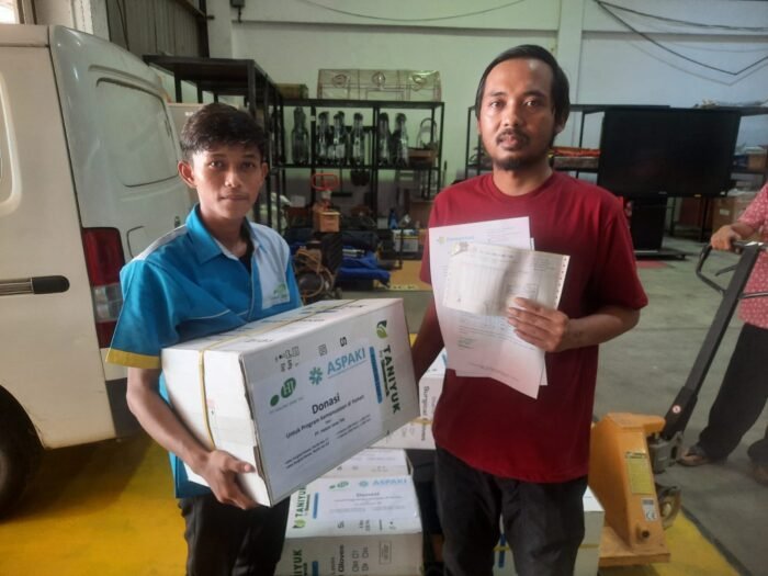 PT Haloni Jane provides Yemen cholera crisis aid through a donation handover with ASPAKI and the Ministry of Health.