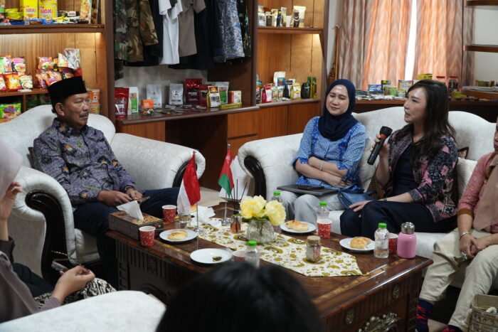 PT Haloni Jane Tbk marketing director in a strategic discussion with Indonesian Ambassador Mohamad Irzan Djohan about penetrating the Oman market.