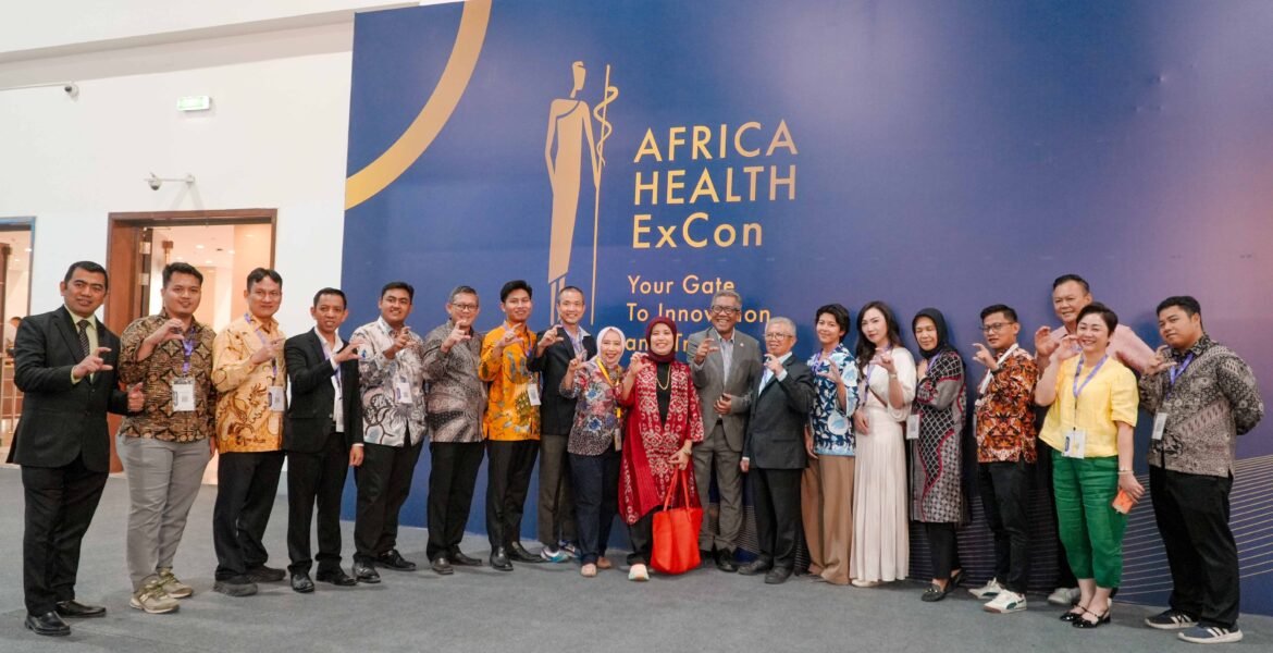 Semua peserta pameran (exhibitors) dari Indonesia berfoto bersama di area Paviliun Indonesia di depan booth Shamrock Group dan PT Haloni Jane Tbk selama acara Africa Health ExCon 2026 di Kairo, Mesir.