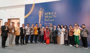 Semua peserta pameran (exhibitors) dari Indonesia berfoto bersama di area Paviliun Indonesia di depan booth Shamrock Group dan PT Haloni Jane Tbk selama acara Africa Health ExCon 2026 di Kairo, Mesir.