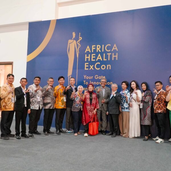 Semua peserta pameran (exhibitors) dari Indonesia berfoto bersama di area Paviliun Indonesia di depan booth Shamrock Group dan PT Haloni Jane Tbk selama acara Africa Health ExCon 2026 di Kairo, Mesir.