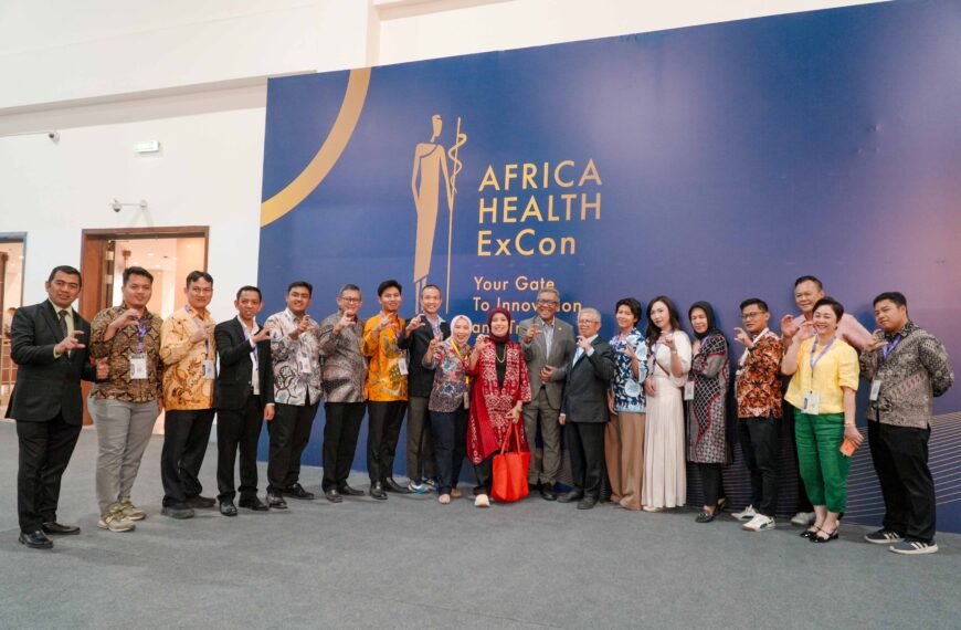 Semua peserta pameran (exhibitors) dari Indonesia berfoto bersama di area Paviliun Indonesia di depan booth Shamrock Group dan PT Haloni Jane Tbk selama acara Africa Health ExCon 2026 di Kairo, Mesir.