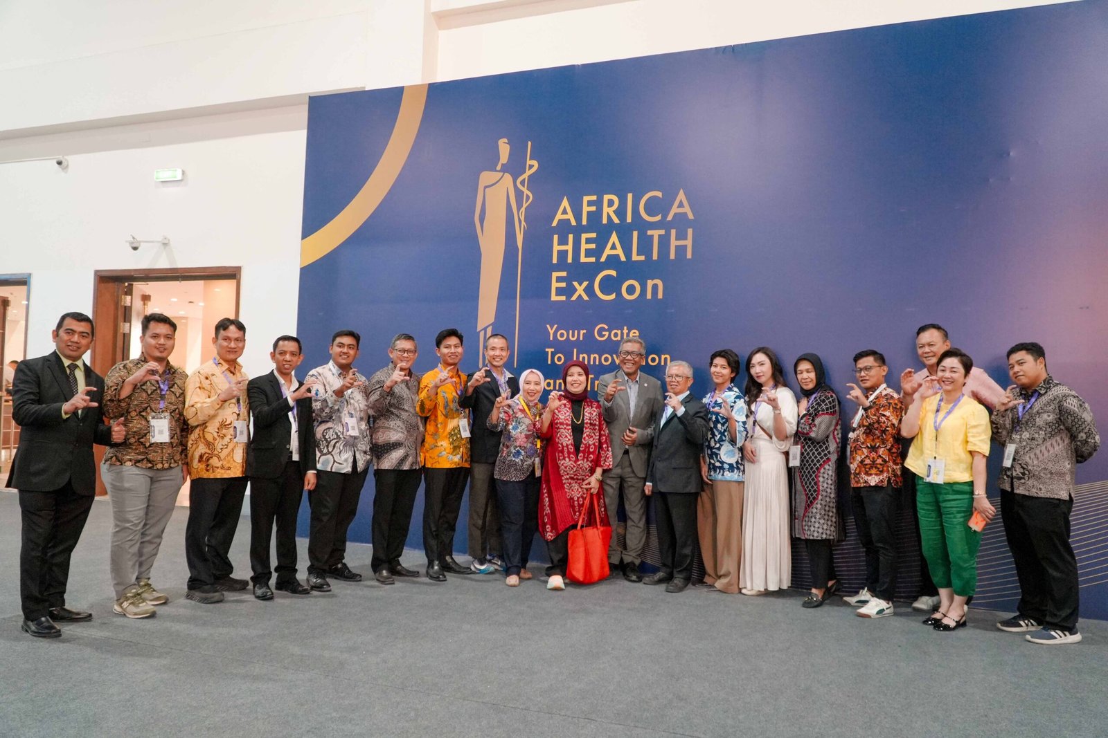 Semua peserta pameran (exhibitors) dari Indonesia berfoto bersama di area Paviliun Indonesia di depan booth Shamrock Group dan PT Haloni Jane Tbk selama acara Africa Health ExCon 2026 di Kairo, Mesir.
